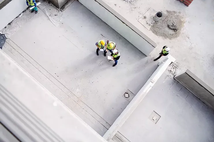 建筑工人和工程师在建筑工地的俯视图